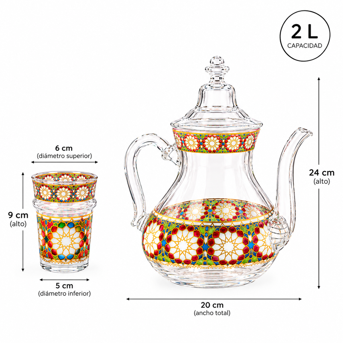 Sirviendo té a la menta en los vasos de cristal con mosaico andaluz