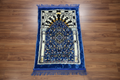 Alfombra de oración azul oscuro con diseño de candelabro